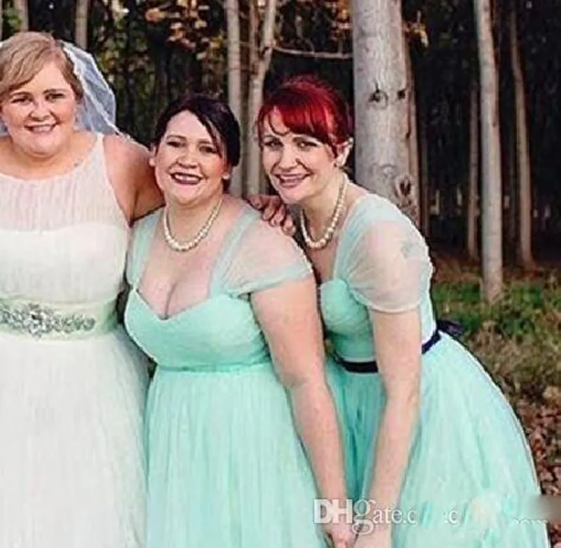 Nyaste 2017 Kort plusstorlek Bridesmaids Klänningar Tea Längd En Linje Sash Party Gowns Billiga Custom Made Fashion Sweetheart Mint Green Sheer