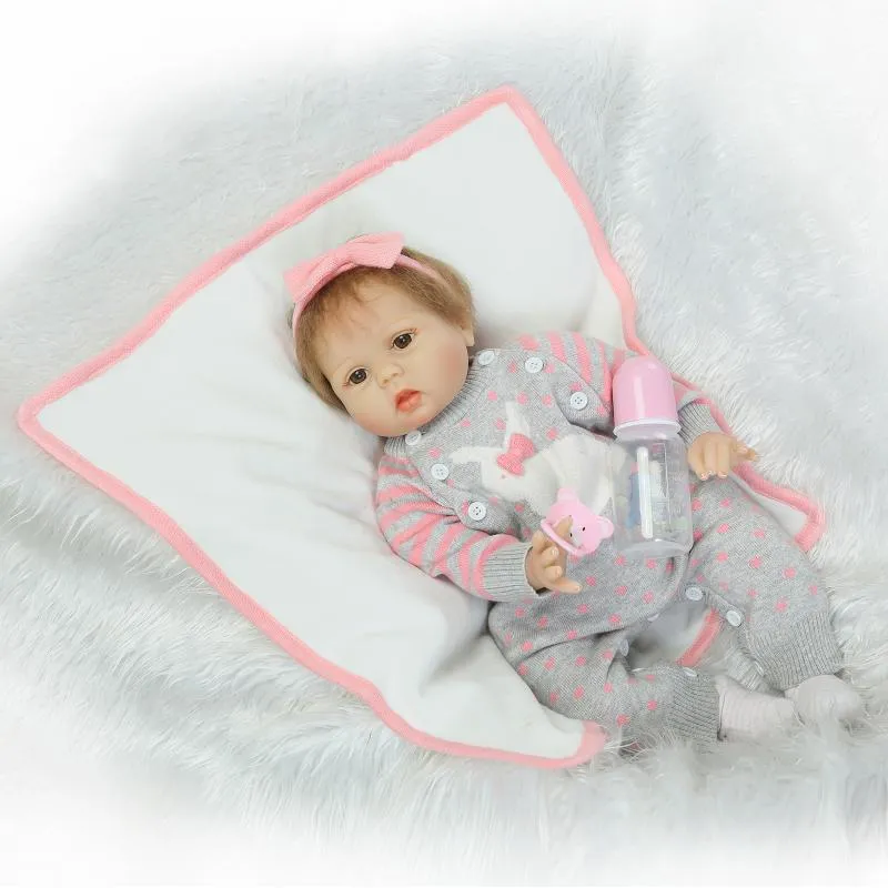 生まれ変わった赤ちゃん人形22インチ55 cmシリコンビニールの女の子人形金髪の髪の柔らかい布体生きている幼児の赤ちゃんキリスマスギフト