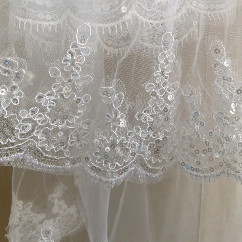 Kort bröllopslöja med kam 1,5 meter Brudslöja med Sequin Lace Appliques Billiga Bridal Tillbehör