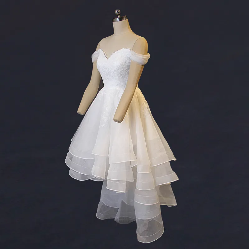 Gerüschtes Organza-Hochzeitskleid für den Strand, schulterfrei, kurzes Vorderteil und langes Rückenteil