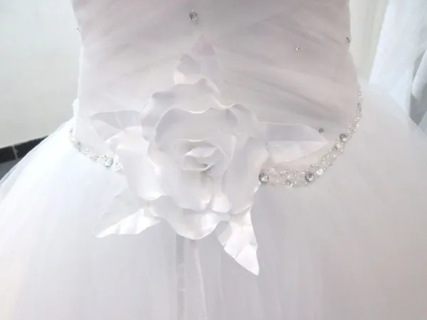 Oszałamiająca tanie suknia ślubna Suknia ślubna Znakomite koraliki cekiny kryształy Rucha najwyższe gorset ręcznie robiony kwiat bez ramiączek suknie ślubne 3338602