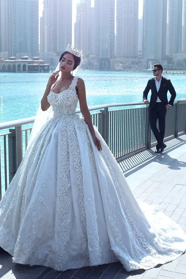 Luxo Dubai Pérolas De Casamento Vestido Com 3D Floral Applique Querida Abrir Sem Encosto Vestidos de Casamento 2017 Lindo A Linha de Casamento Vestido De Noiva