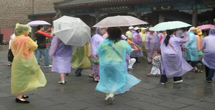 Einmaliger Regenmantel, modisch, heißer Einweg-PE-Regenmantel, Poncho, Regenbekleidung, Reise-Regenmantel, Regenbekleidung, Reise-Regenmantel