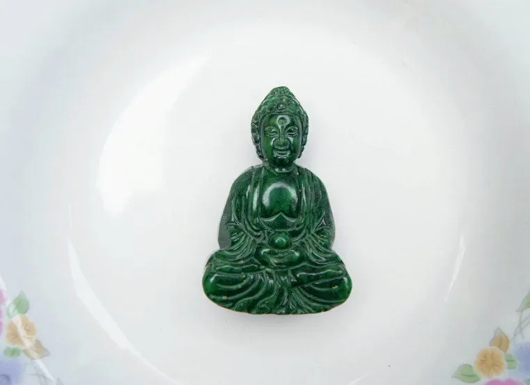 Chiny Retro rzeźbione posągi, dekoracje, zielony Jade Buddha, wisiorek w talii, naszyjnik.