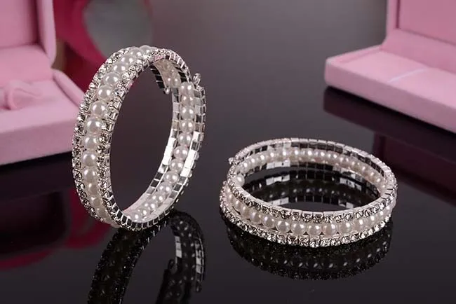 Perle di lusso 3 file Strass Bracciale elasticizzato Braccialetti da sposa Gioielli da sposa Bracciale con cristalli economici la festa di ballo di sera della sposa