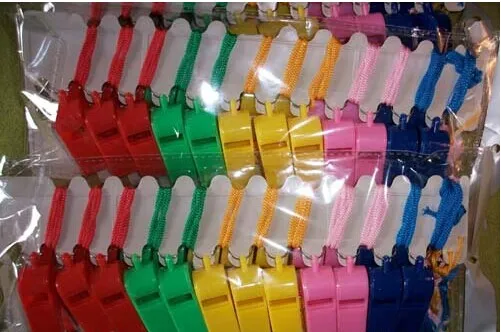 Gratis frakt / Främjande Färgrik Plast Sport Whistle Med Lanyard Många färger Blandade färger