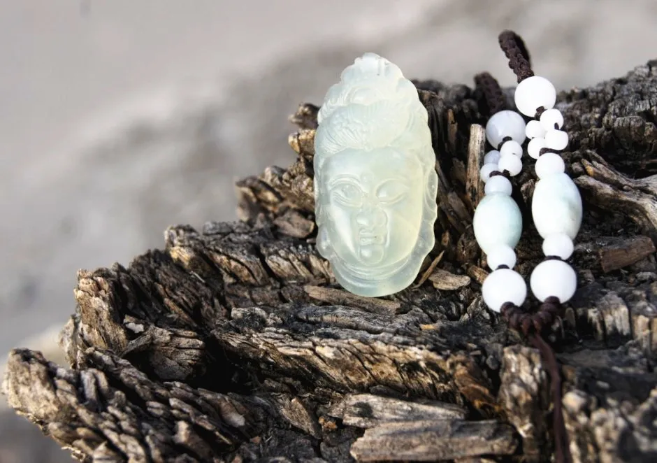 Handgefertigte Schnitzerei aus natürlicher Jade, klassischer stereoskopischer Bodhisattva-Kopf. Talisman-Halskettenanhänger.