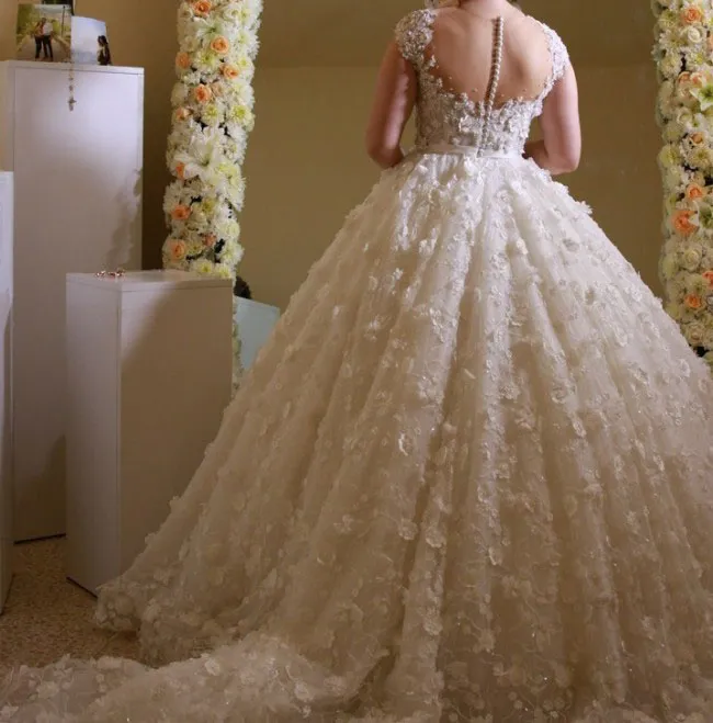 Abiti da sposa con applicazioni floreali 3D Scollo a illusione Manica corta con perline Abito da sposa trasparente senza schienale Splendido abito da sposa in pizzo con strascico a cappella