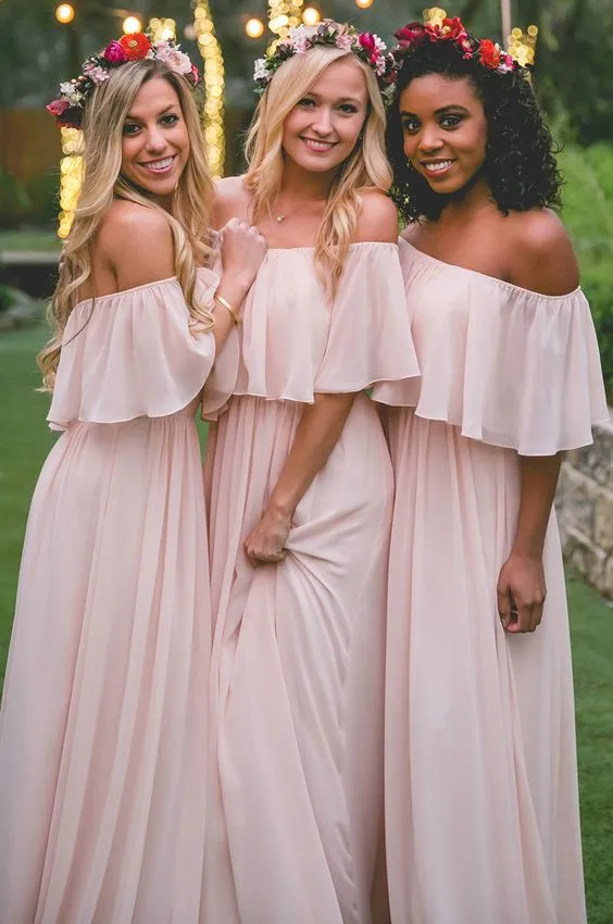 Neueste erröten rosa Brautjungfernkleider im böhmischen Stil Sexy gerüschte schulterfreie Chiffon-lange Ballkleider Günstiges hübsches Partykleid für Hochzeiten