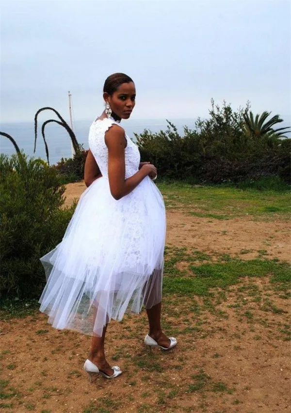 Vestidos de novia hasta la rodilla de moda encantadora Tul de encaje blanco Vestidos de novia cortos casuales al aire libre Cuello joya Sin mangas Ropa de fiesta de boda