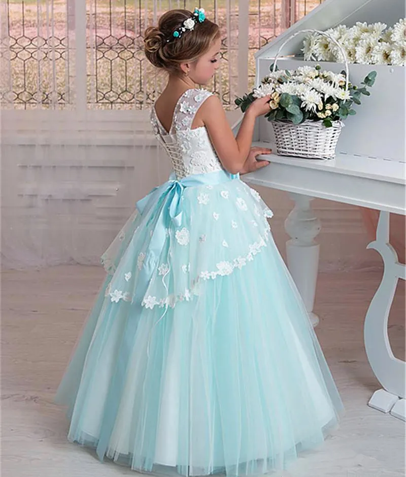 Vårblomma Tjej Klänningar Sheer Appliqued Jewel 3/4 Ärmar Baby Girl Barn Party Dress Sweep Train Gowns för Communion With Bow