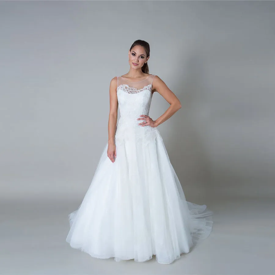 Corpetto con scollo a barchetta trasparente e spalline basse con scollo a V sul retro Strati su strati di tulle Abito da sposa bianco Abiti da sposa