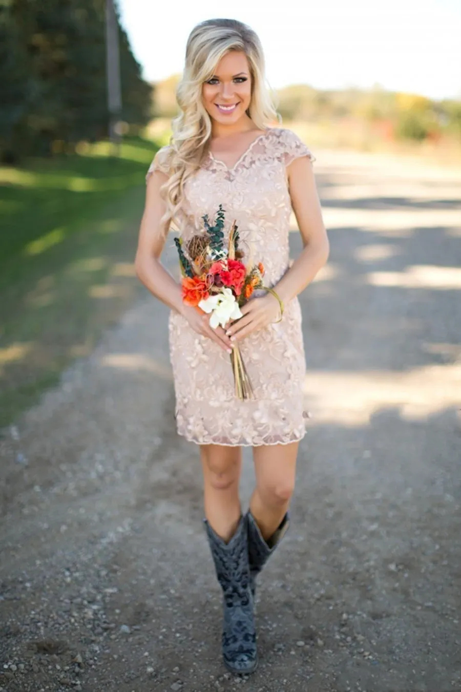 Abiti da damigella d'onore in campagna a buon mercato Vello a maniche corte in pizzo a maniche corte Champagne Guaina di usura da sposa Abiti da sposa Abiti da festa Maid of Honor Agaws 105