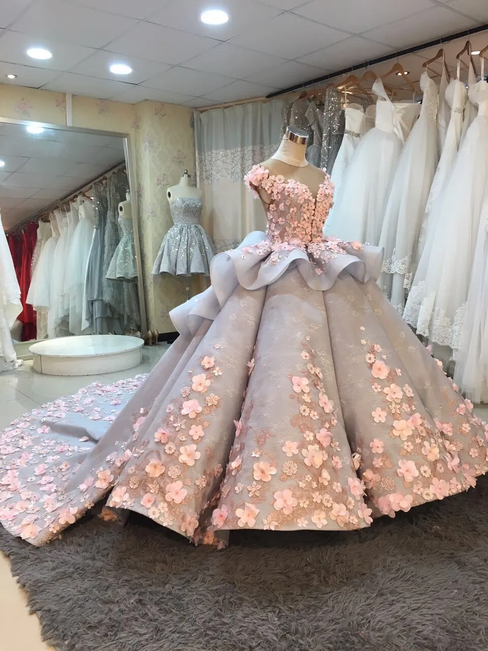 Hervorragende Ballkleid-Hochzeitskleider, handgefertigte Blumen, 3D-Blumenapplikationen, bauschige Prinzessinnen-Spitzenhochzeitskleider, Stufenröcke, Mak Tumang Designer