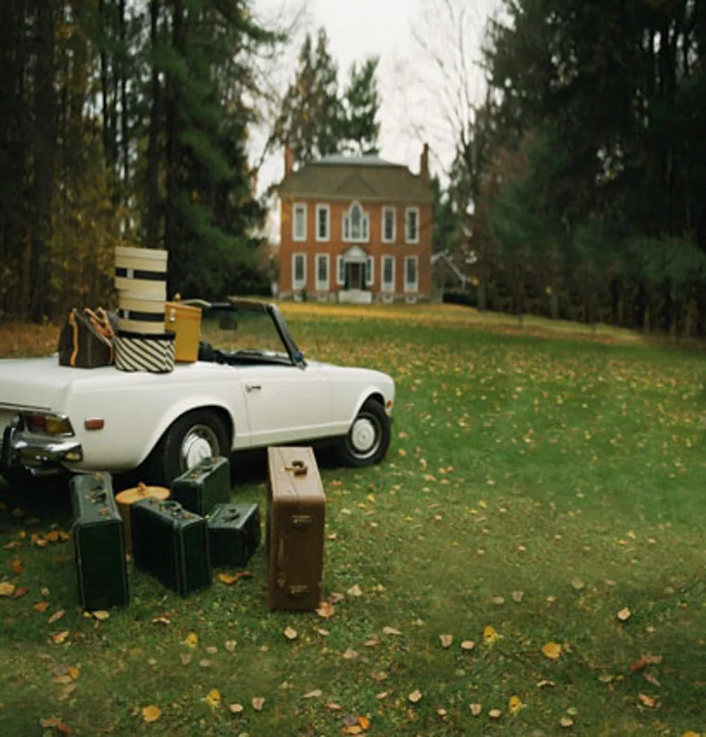 秋の写真の背景風光明媚な葉の草原の木の荷物ヴィンテージの車のスーツケースの休日旅行家族の写真の背景を背景