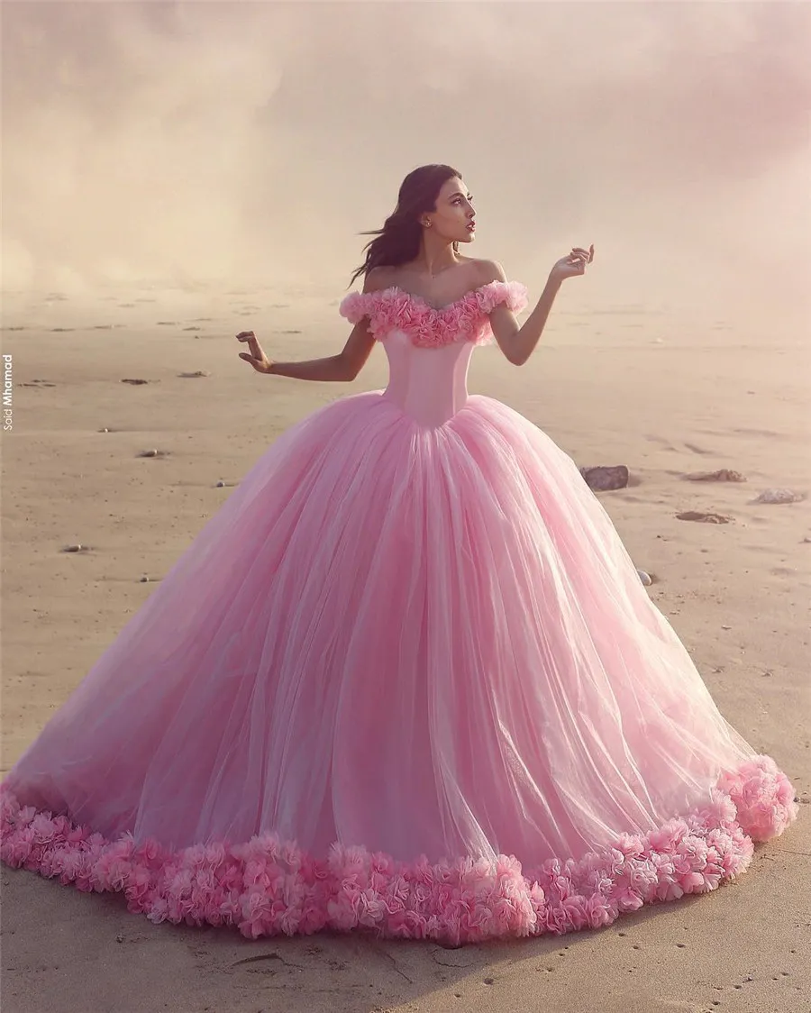 肩の手から離れたムマドは花を作った花を作ったピンクのボールガウンカラーウェディングドレス付きビーチブライダルドレス