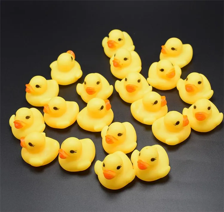 Alta qualità Baby Bath Water Duck Toy Sounds Mini Yellow Rubber Ducks Bagno Piccola anatra giocattolo Bambini Nuoto Spiaggia Regali Giocattoli da bagno GC50