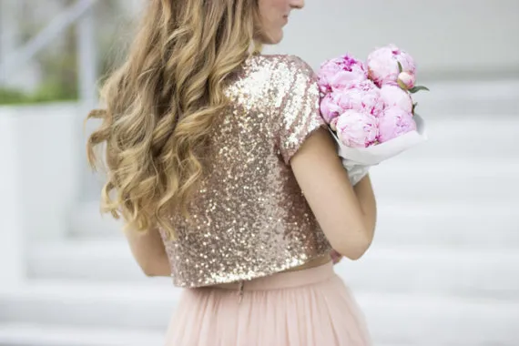 2017 Nyaste två stycken brudtärna klänning sparkly rosa guld sequined blouse tulle knä längd kjol stilig skiljer junior brudtärna klänning