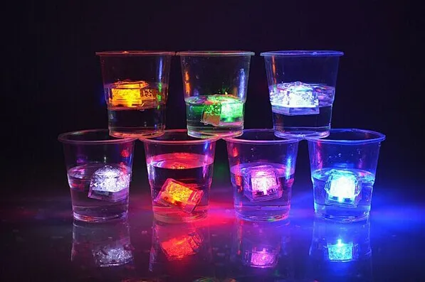 Mini LED Party Lights Square Color Changing LED Ice Cubes Glödande isbitar Blinkar Blinkande Novelty Party Supply