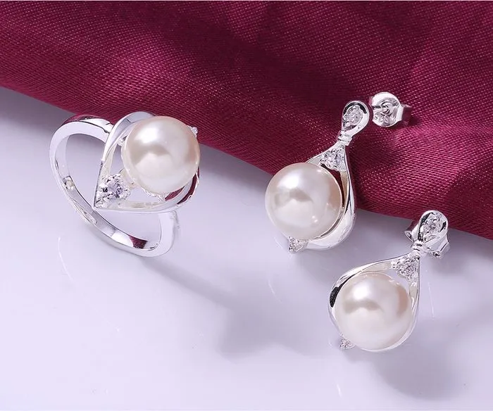 Modieuze nieuwigheid 2017. Zilveren sieraden set met kristallen en kunstmatige parels voor vrouwen: een ring, oorbellen en een ketting AS523