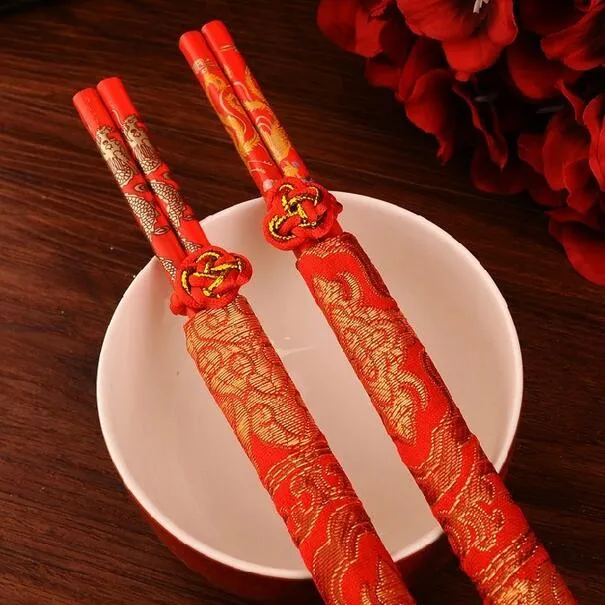 Os pauzinhos chineses de madeira novos, imprimindo a felicidade dobro e o dragão, chopsticks do casamento favorecem