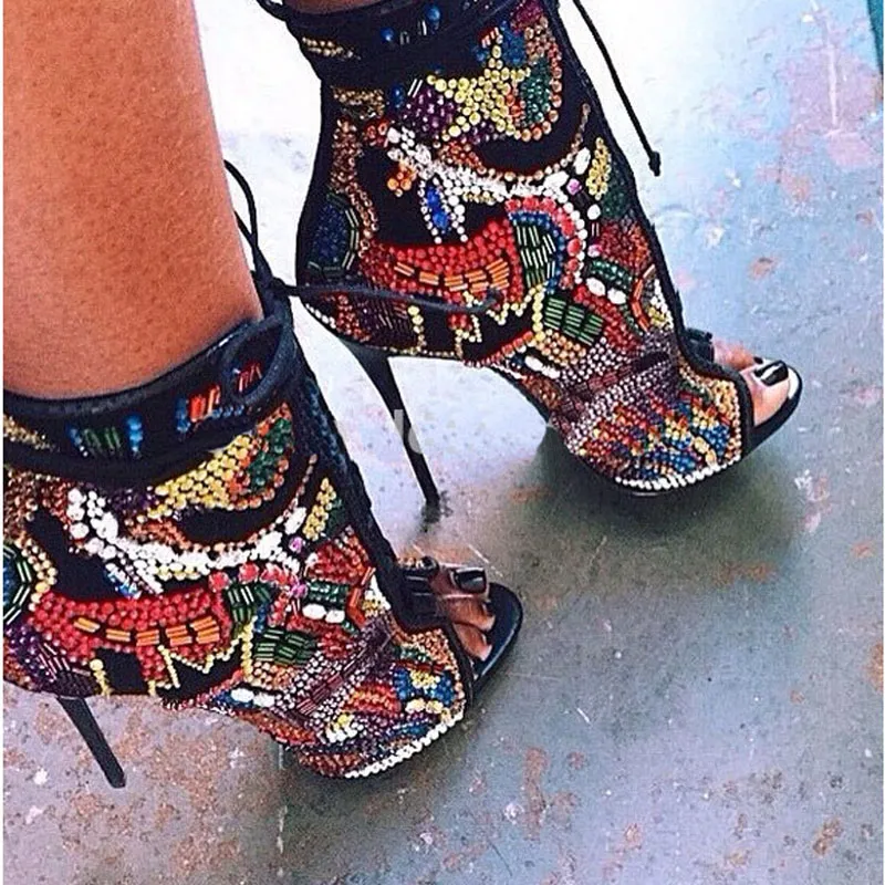 أحذية عالية الكعب الصيف الصنادل كريستال المغطاة الجوارب الكاحل هزلية متعدد الألوان الماس مثير الخنجر مضخات السيدات