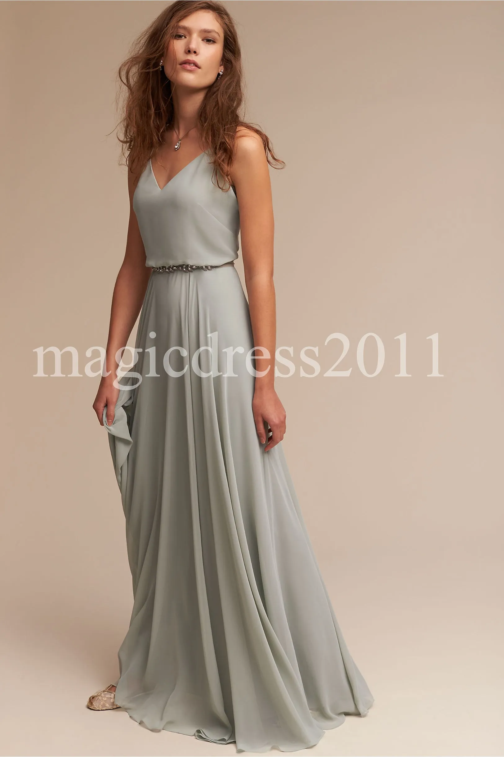 2019 Billiga En Linje Chiffon Bridesmaid Dresses Deep V-Neck Backless Bröllop Gästklänningar Maid of Honor Dresses Custom Made