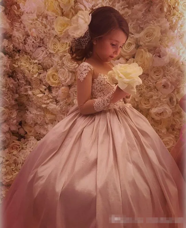 Schöne Spitze mit langen Ärmeln 2019 Arabische Blumenmädchenkleider Satin Sheer Neck Kinderkleid Schöne bodenlange Mädchenhochzeitskleider Günstig