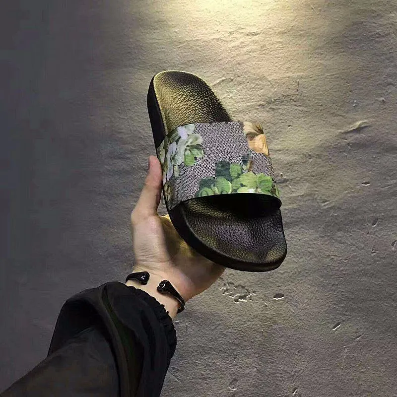 22SS Fashion Sandalias de cuero de impresión de flores verdes para hombres y mujeres, deslizamiento plano, adultos, zapatillas de diseño talla 35-45