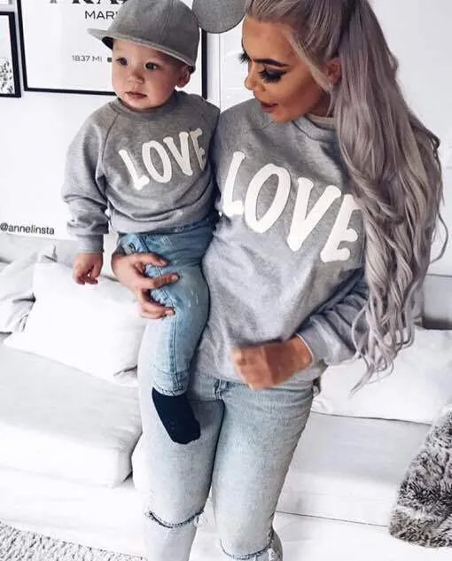 2017 herbst Winter Familie Passenden Sweatshirt Pullover Mama Mutter und Baby Tochter Kleidung LIEBE Pringing Mama Familie Kleidung