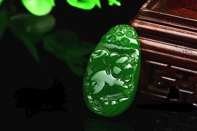 Leuchtend grüne Jade Chinesisches Tierkreiszeichen Hund Schwein Huhn. Talisman-Halskettenanhänger