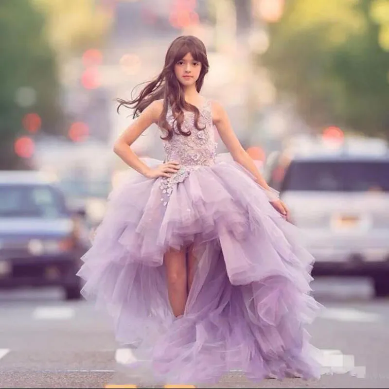 Abiti da ragazza di fiori viola chiaro di marca Appliques senza maniche Tulle alto-basso Abito da festa bambini la festa nuziale 2017 Nuovo arrivo