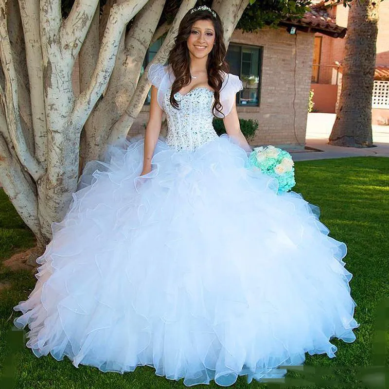 Biała Zroszona Suknia Balowa Quinceanera Suknie 2018 Organza Ruffles Loste Girls Girls Korant Suknie Czapki Rękawy Długość Piętra Prom Suknie Wieczorowe