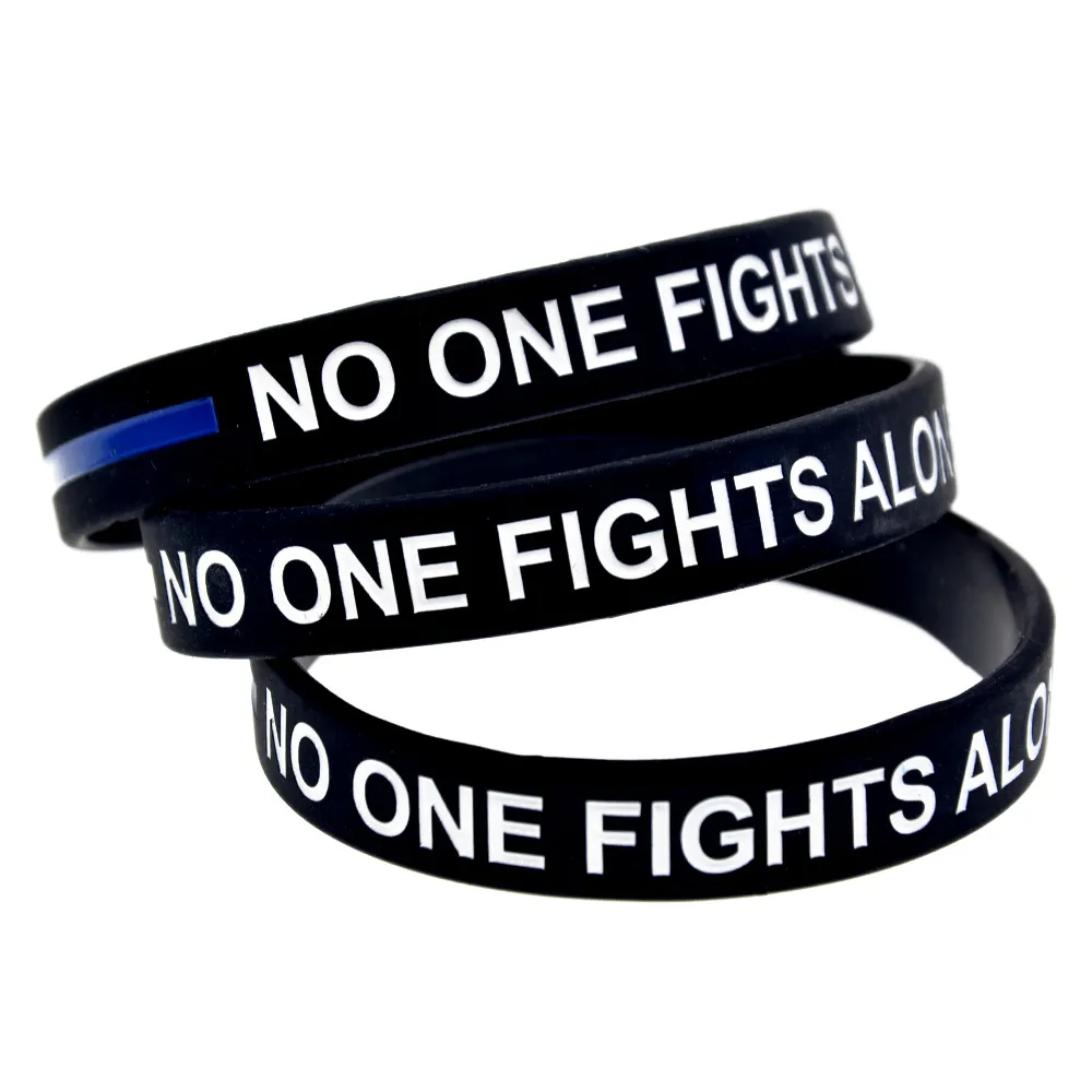 100 st Ingen kämpar ensam med blå linje Silikon Armband Bläckfylld logotyp för Cancer Promotion Gift