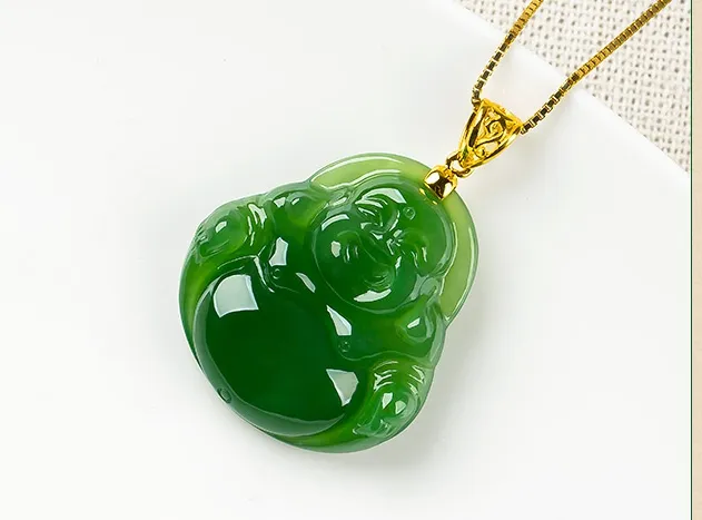 Använd dina händer för att göra en Jade - Big Belly Buddha (Amulet) med en guldkedja. Halsband