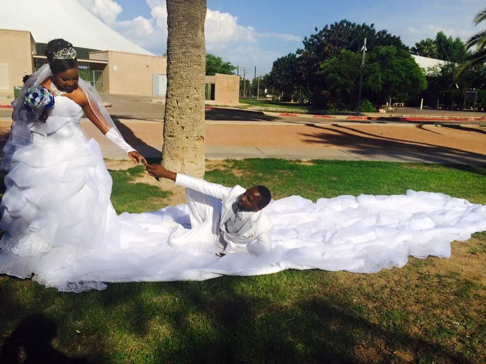 Incroyable! 2K17 Luxe 100% Image Réelle Acheteurs Spectacle Robes De Mariée Sans Bretelles à Volants Etagés Long Train Robes De Mariée Sur Mesure Robe De Mariage