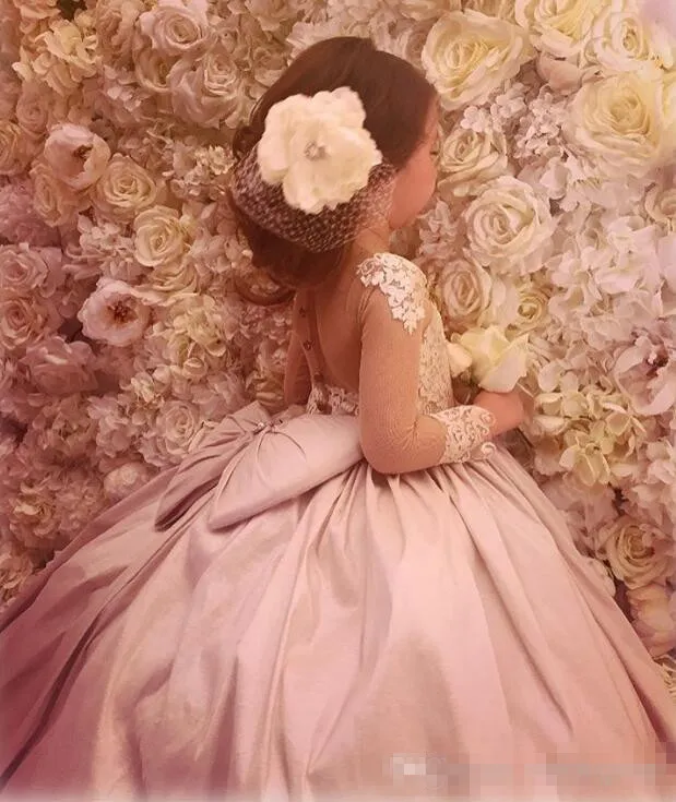 Schöne Spitze mit langen Ärmeln 2019 Arabische Blumenmädchenkleider Satin Sheer Neck Kinderkleid Schöne bodenlange Mädchenhochzeitskleider Günstig