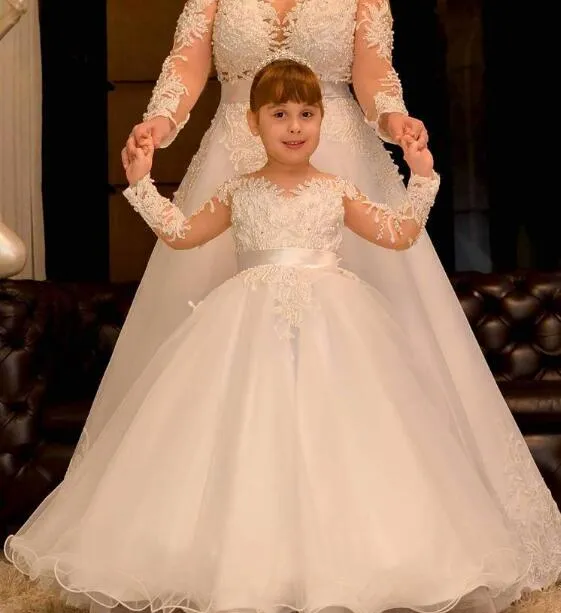 Long Sleeves 2018 Arabic Flower Girl Dresses Sheer Neck Lace Pearls Backless Child Wedding Dresses Vintage Little Girl Pageant Dresses FG11