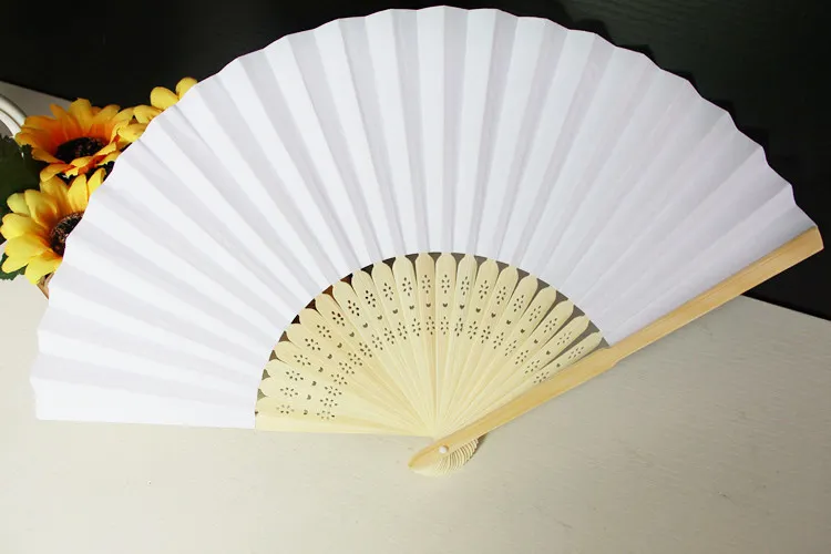 Gratis verzending Hot selling 1000 stks / partij wit vouwen elegante papier hand fan bruiloftsparty gunsten 21cm