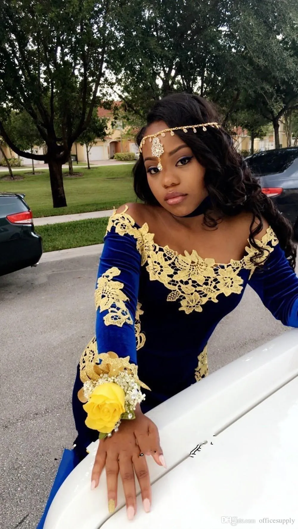 2019 New South Africa Long Sleeves Prom Dresses Elegant Boat Neckline Floor Length Mermaid Royal Blue Velvet Evening Gowns with Gold Lace