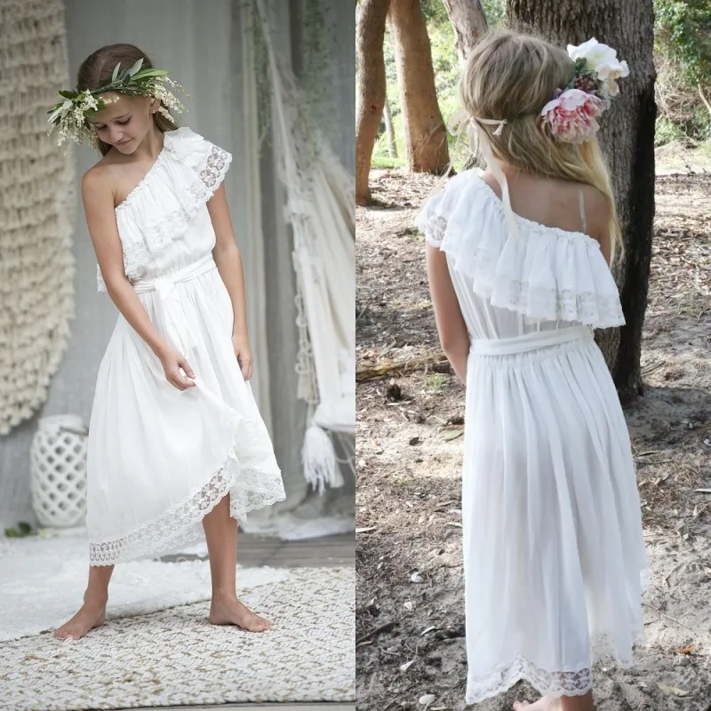 Vestidos de niña de flores de Boho del país del cordón de la gasa bastante blanca para la boda 2017 Vestido casual de la playa del alto-bajo de un hombro por encargo E184G