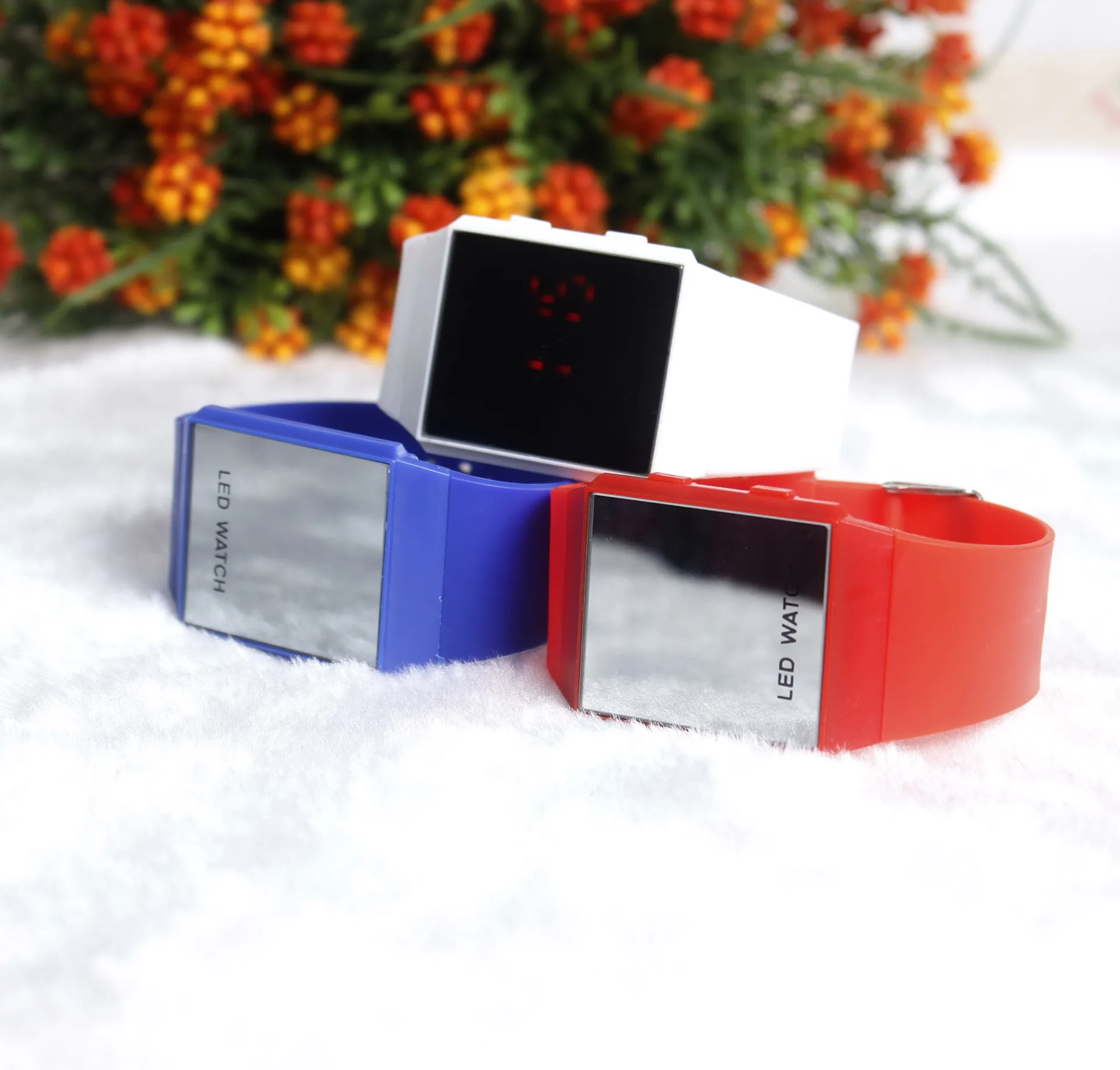 De nieuwe LED Ultra-Thin Electronic Watches Silicone Sports Fashion Square Watch Children kijken naar studenten