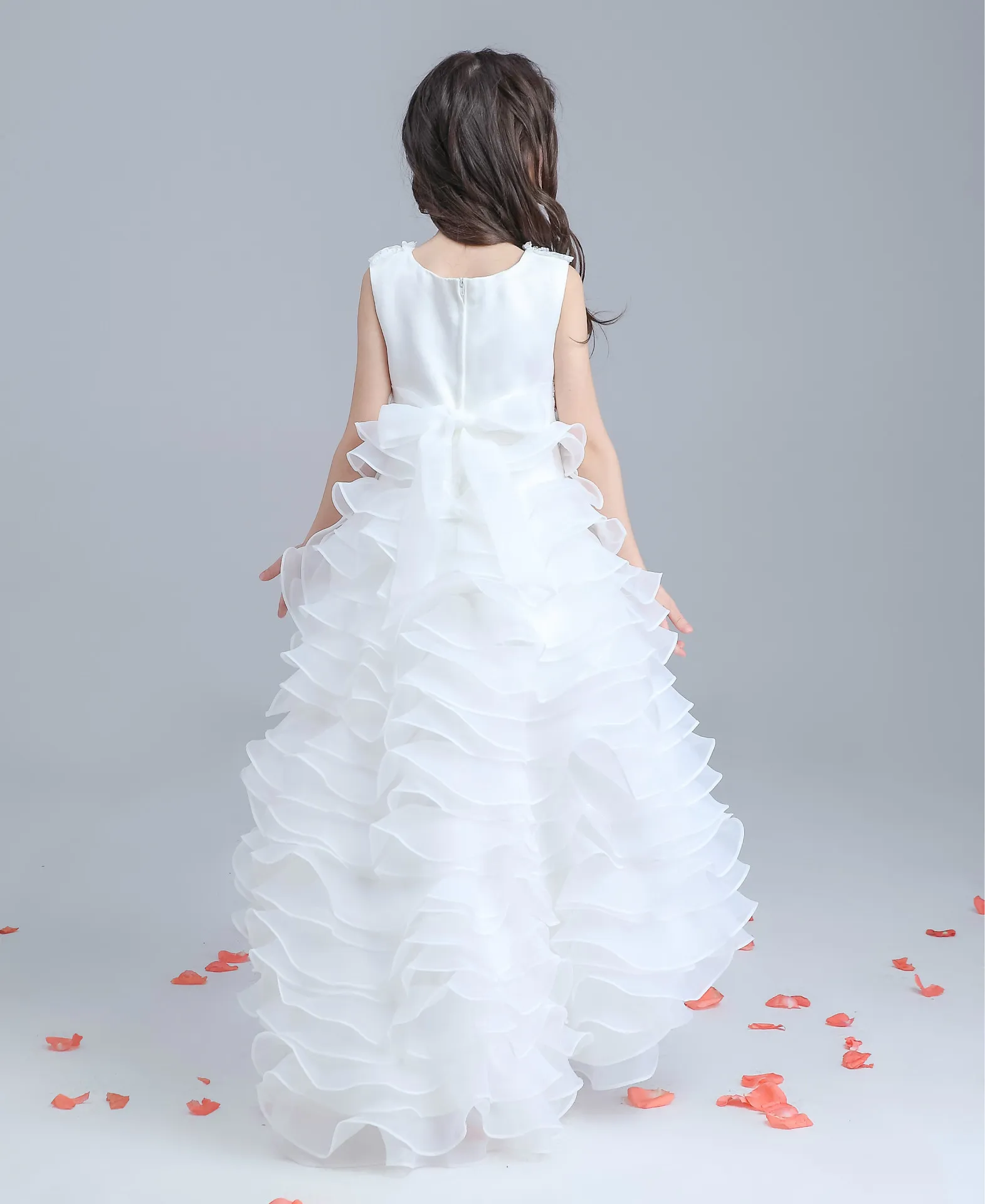 Abiti da ragazza di fiore bambini in pizzo bianco principessa matrimoni Abito da spettacolo ragazze bambini con perline alte e basse con strascico lungo Li2165839