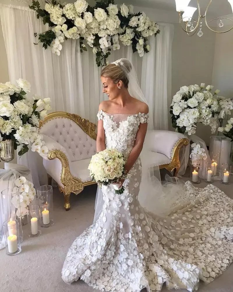 Increíbles vestidos de novia de flora blanca 2018 Primavera Verano fuera del hombro Vestidos de novia de sirena Tren de la corte Vestidos de boda por encargo