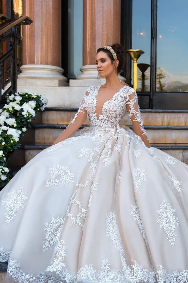 Abiti da sposa a maniche lunghe di lusso Scollo profondo Applique in pizzo Crystal Design 2019 Abiti da sposa Corte dei treni Abito da sposa modesto