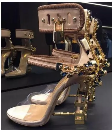 Summer Luxury Designer Shoes Woman Metal High Heel Crystal PVC Gladiator Sandals Padlock Bejeweled Ankle Strap Rhinestone Sandal