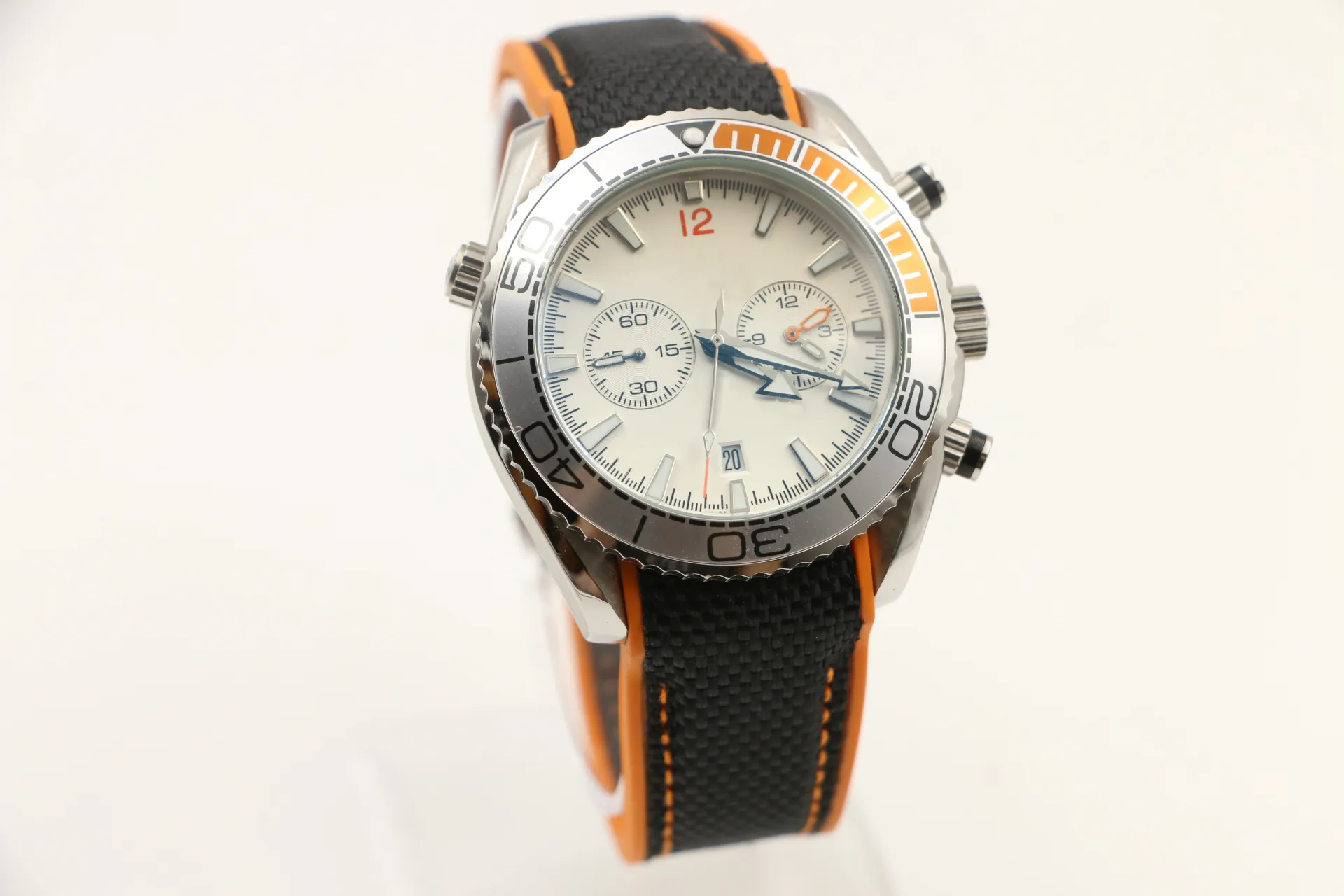3 Styles Mens Sport Diver Watch montres mouvement à quartz agent de montre-bracelet 007 montres-bracelets préférées lunette rotative affichage de la date NO179u
