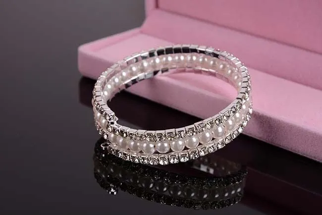 Luxury Pearls 3 Rows Rhinestones Stretch Bangle Bröllop Armband Brud Smycken Billiga Kristaller Armband för Bride Evening Prom Party