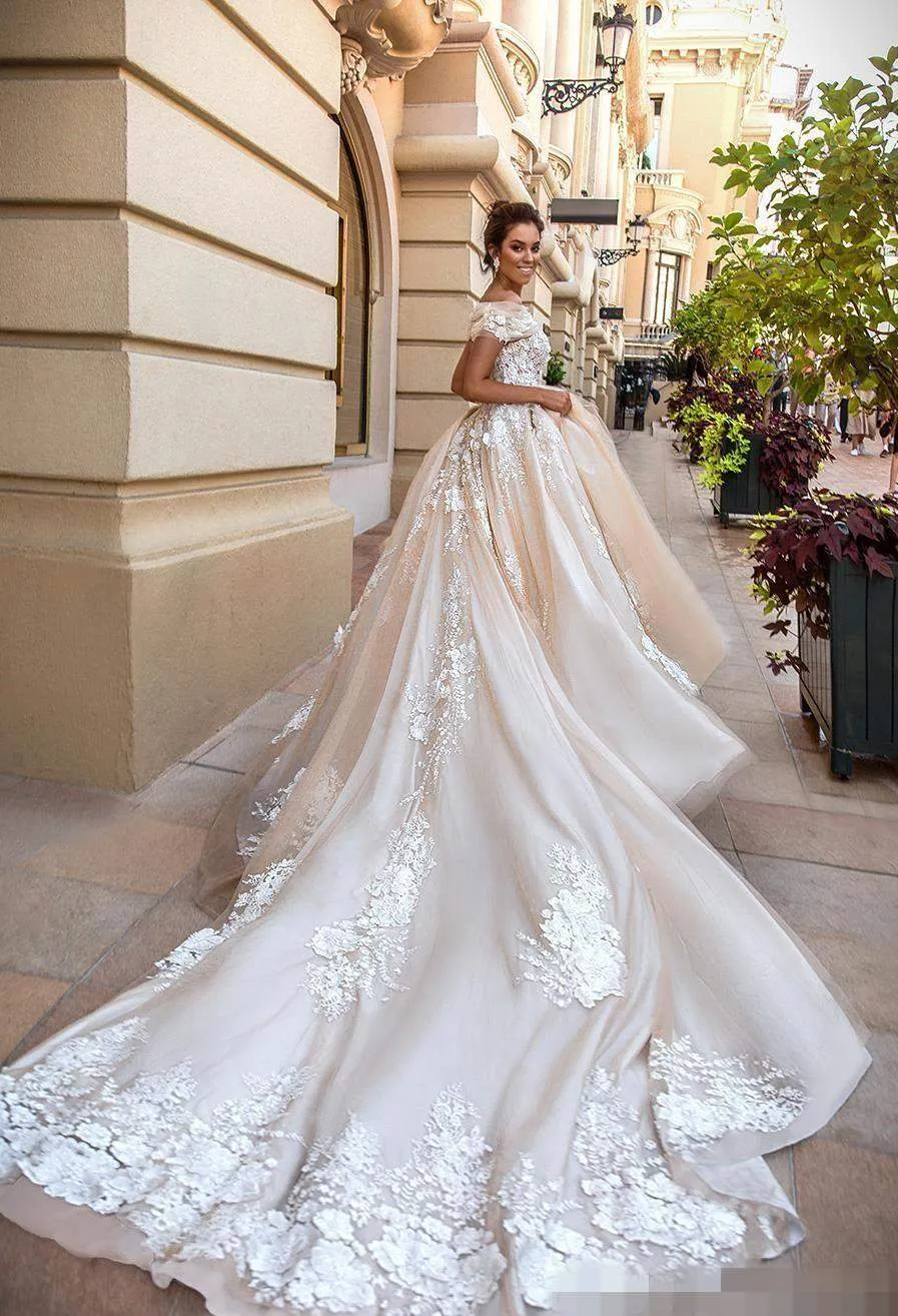 Custom Made 2019 Designer Sweetheart Vintage Dentelle Robes De Mariée Avec Hors Épaule Chapelle Train Automne Hiver Dentelle Appliques Weddin251B