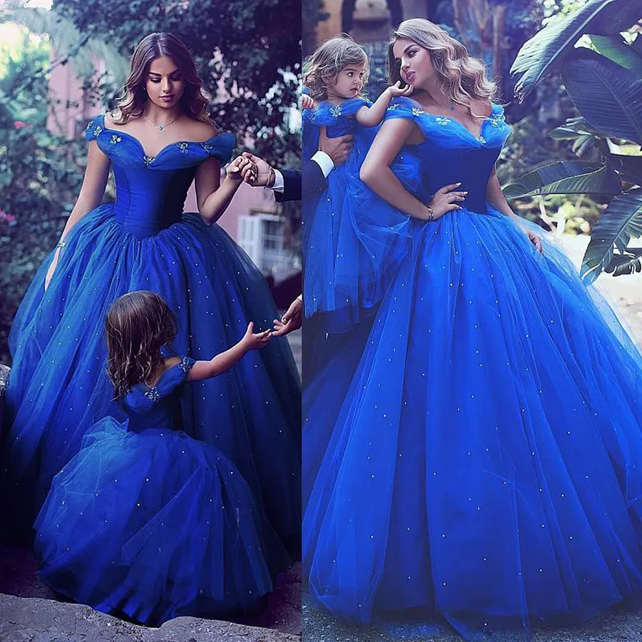 매력적인 얇은 명주 그물 끄기 - 어깨 넥 라인 볼 가운 공식적인 드레스와 뜨거운 수정 라인 석 왕 푸른 파티 드레스 나비 장식